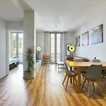Quiet Luxury 2-Bed Apartment For Couples & Families