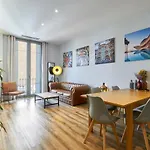 Quiet Luxury 2-Bed Apartment For Couples & Families