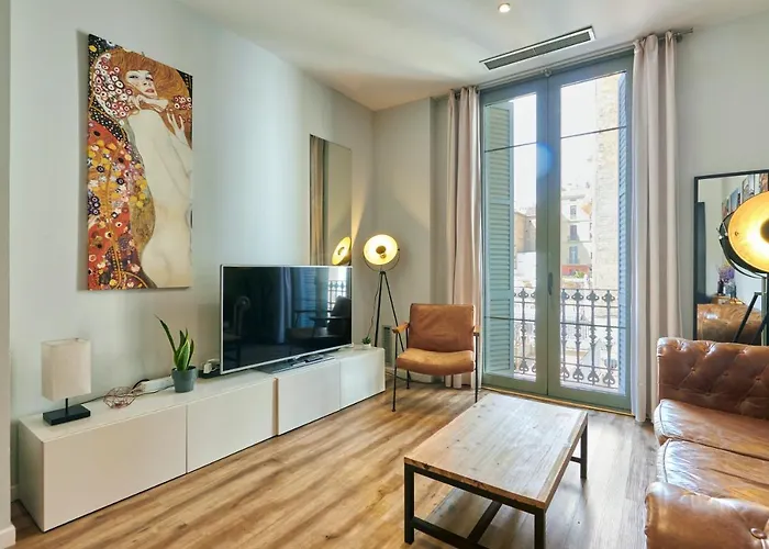 Quiet Luxury 2-Bed Apartment For Couples & Families